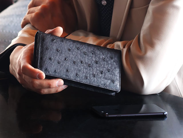 本革を使った二つ折り長財布 メンズ