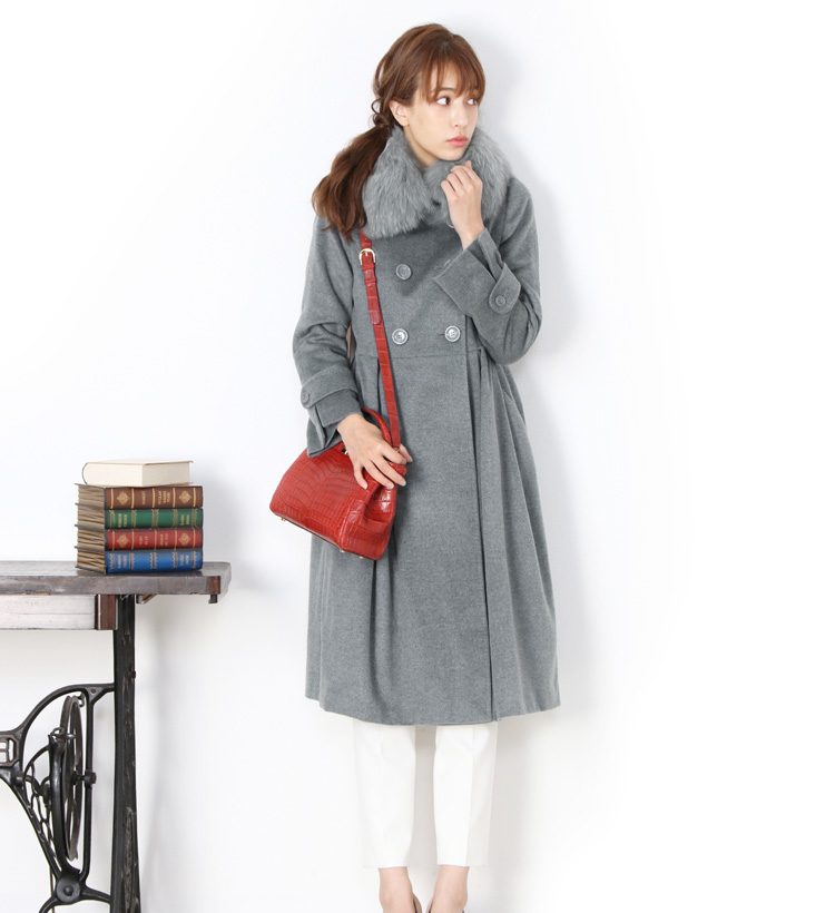 ライトグレーのカシミアコート