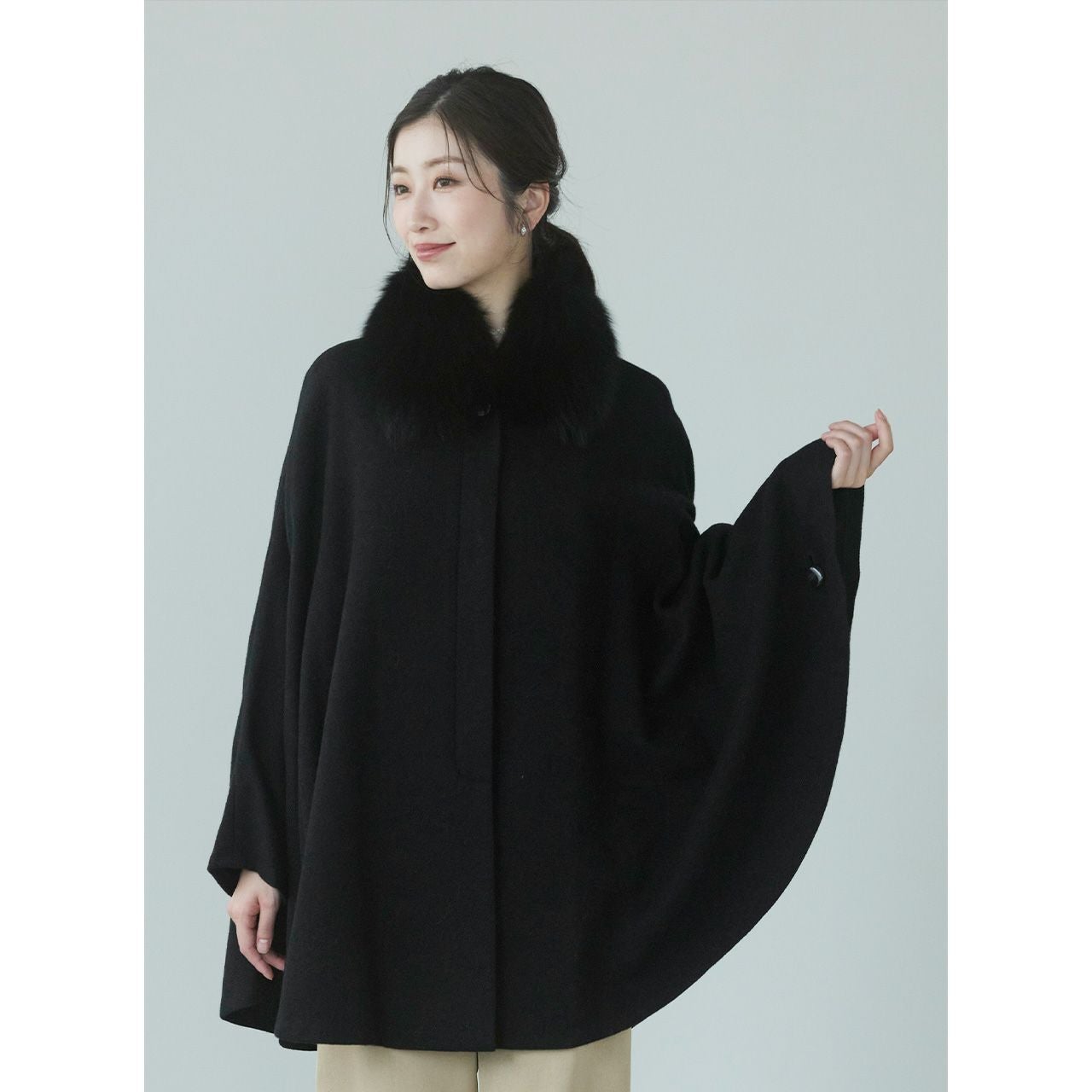 極美品　定価35000円　ヘレンチア　リバーシブルポンチョ　ケープ　ブラック ケープ カシミヤ 100% ポンチョ 軽量 弱撥水 日本製 暖かい レディース