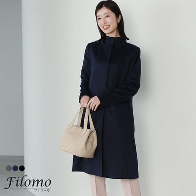 首元までしっかりと暖かいスタンドカラーのロングコート