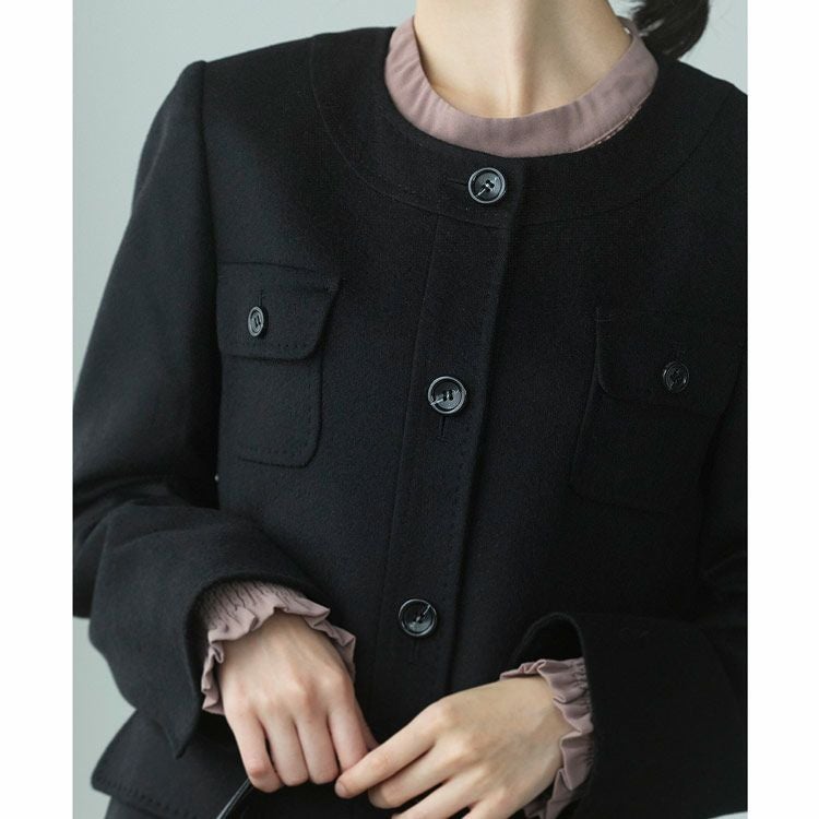 首元がすっきり見えるノーカラーデザインのカシミヤコート