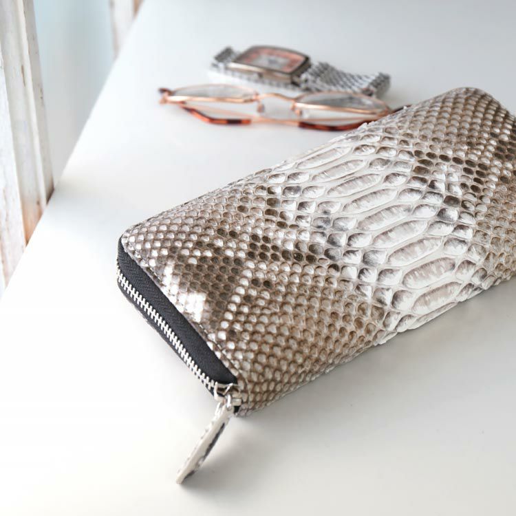 内側にもパイソンを使用した、一枚革ダイヤモンド パイソン ラウンド