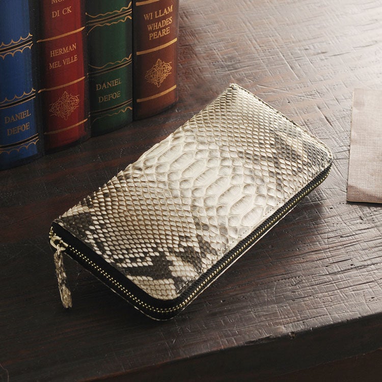 内側にもパイソンを使用した、一枚革ダイヤモンド パイソン ラウンド