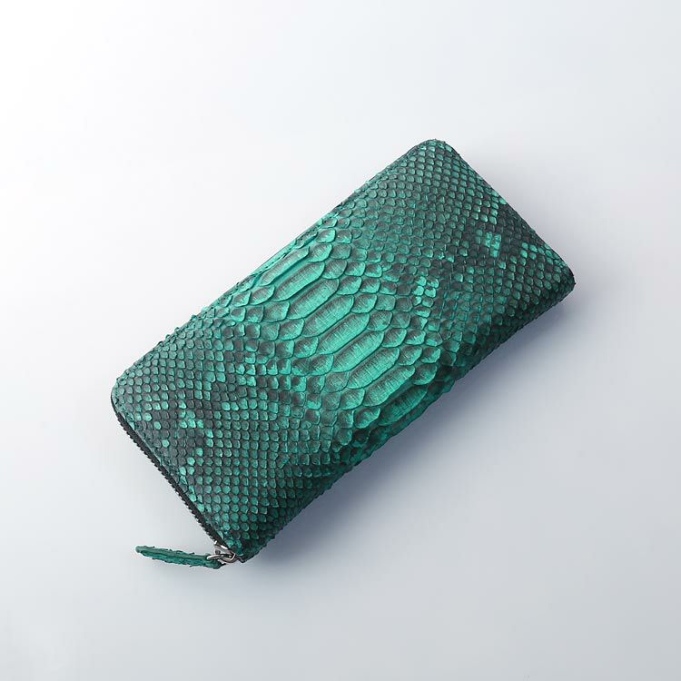 内側にもパイソンを使用した、一枚革ダイヤモンド パイソン ラウンド