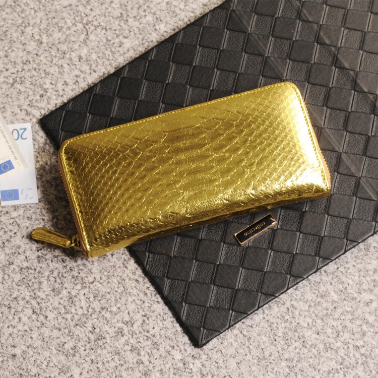 内側にもパイソンを使用した、一枚革ダイヤモンド パイソン ラウンド