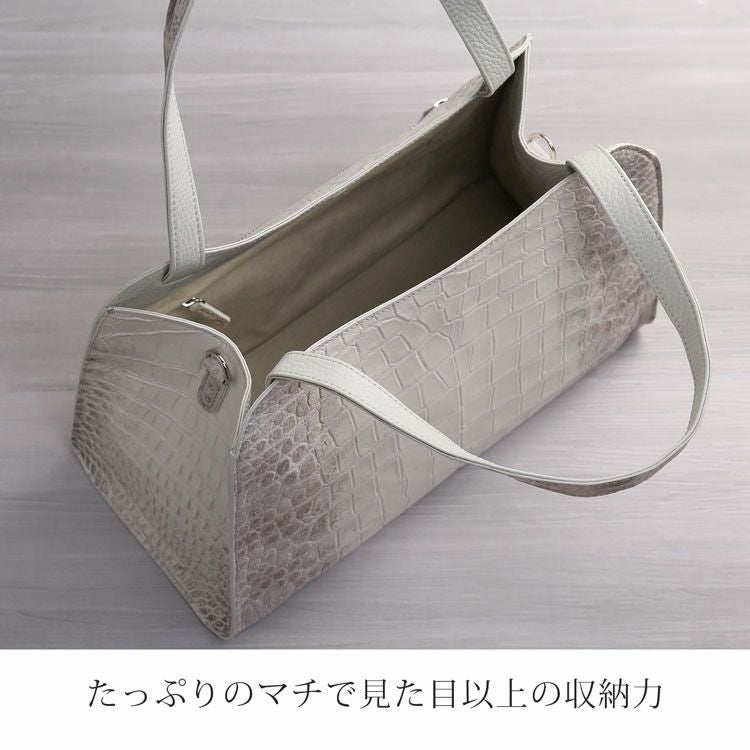 大きな開口部とたっぷりマチのトートバッグ