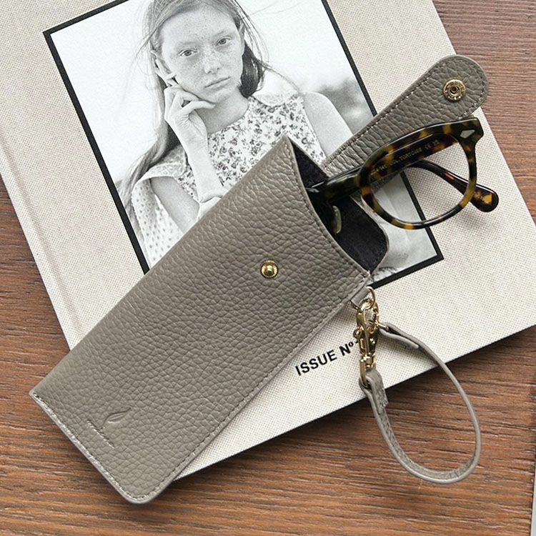 メガネケース 革 ストラップ付 スリム ソフト 名入れ 【ネコポスで送料