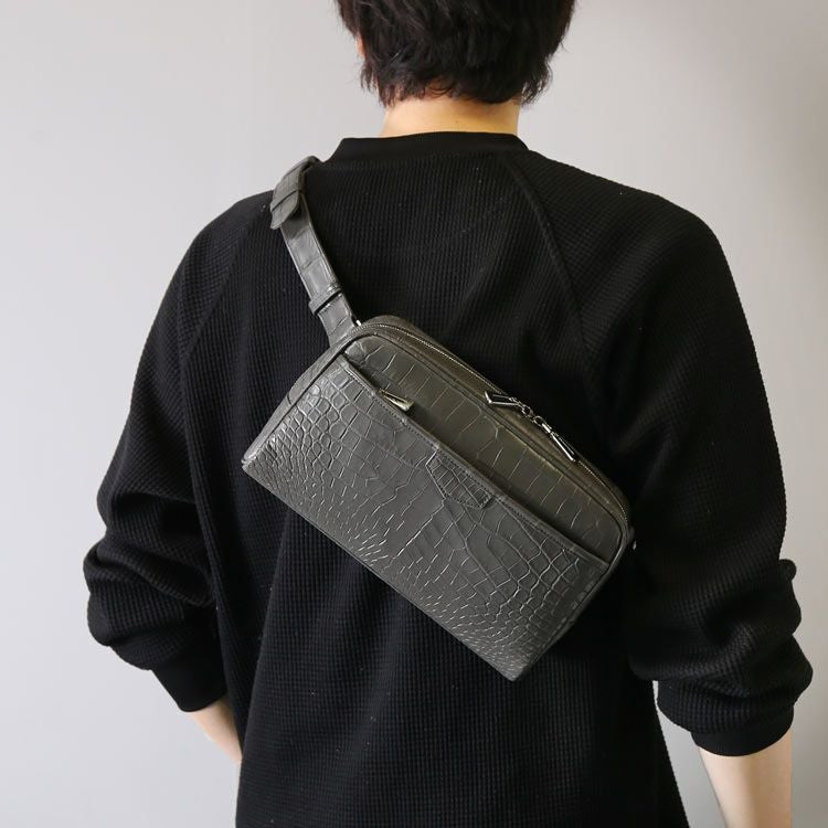 ナイルクロコダイルボディバッグマット加工目地染めメンズワニ本革ショルダーバッグ斜め掛けワンショルダー容量ななめ掛けボディバックかっこいいスタイリッシュ(06001918-mens-1r)