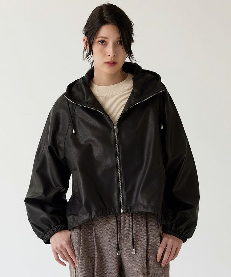 ゆったりデザインのレザージャケット