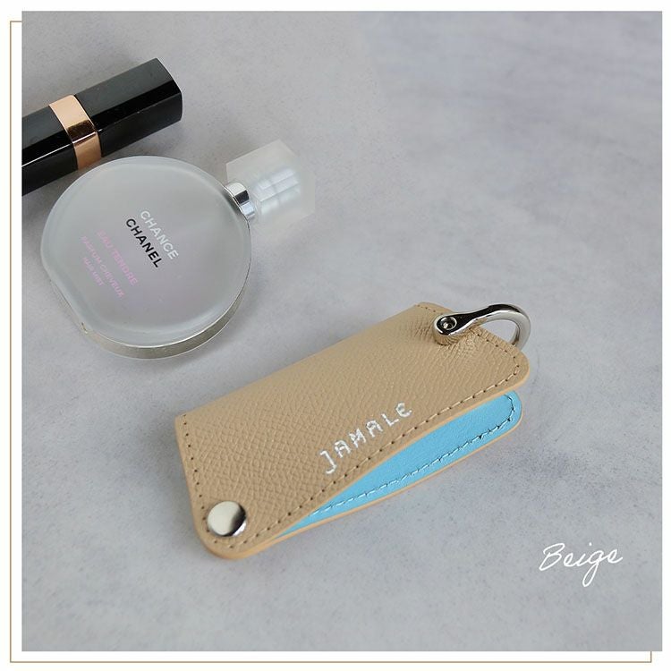 明るいブルーの内側で遊び心のあるベージュキーケース