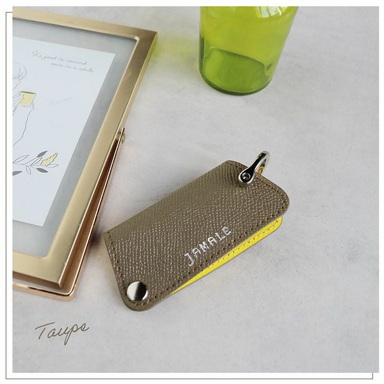 明るいイエローのバランスがおしゃれなトープカラーのキーケース