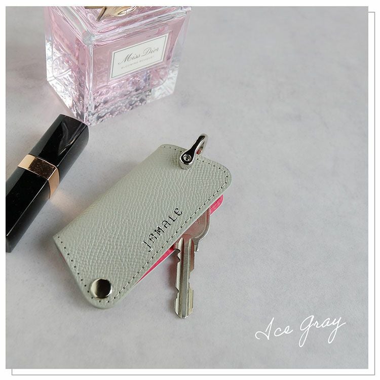 鮮やかなピンクが映えるアイスグレーのおしゃれなキーケース