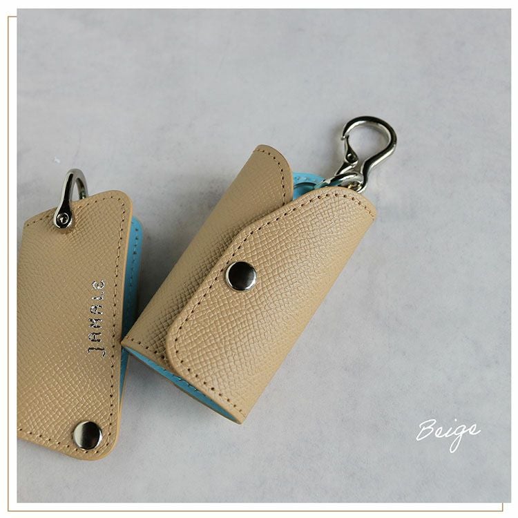 明るいブルーの内側で遊び心のあるベージュスマートキーケース