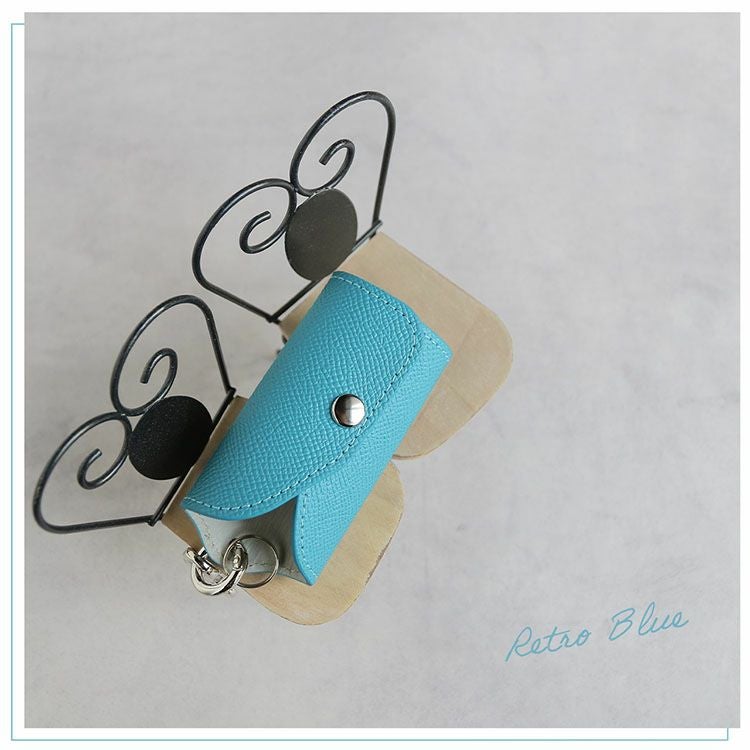 落ち着いたトーンのレトロブルーレザーキーケース