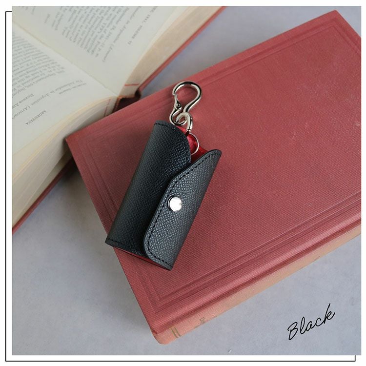 ユニセックスで使えるブラックのレザーキーケース