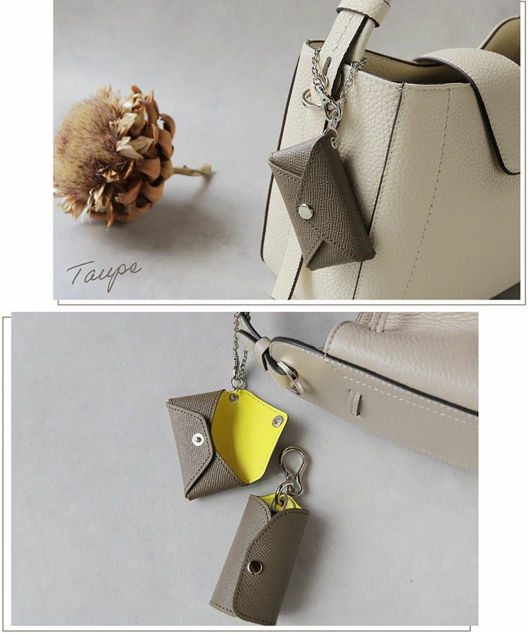 明るいイエローのバランスがおしゃれなトープカラーのバッグチャーム