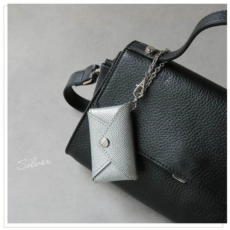 内側が白で上品なシルバーカラーのJamaleバッグチャーム