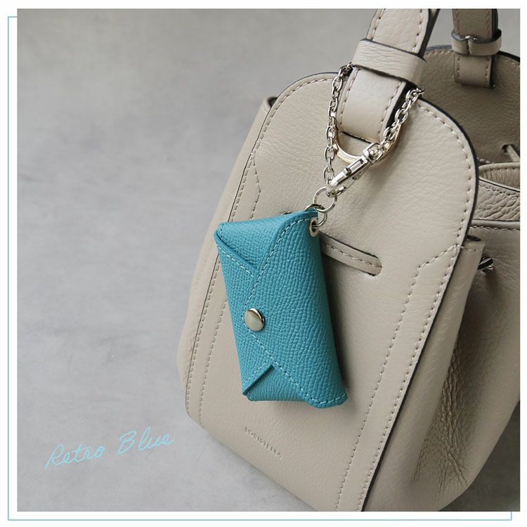落ち着いたトーンのレトロブルーレザーバッグチャーム