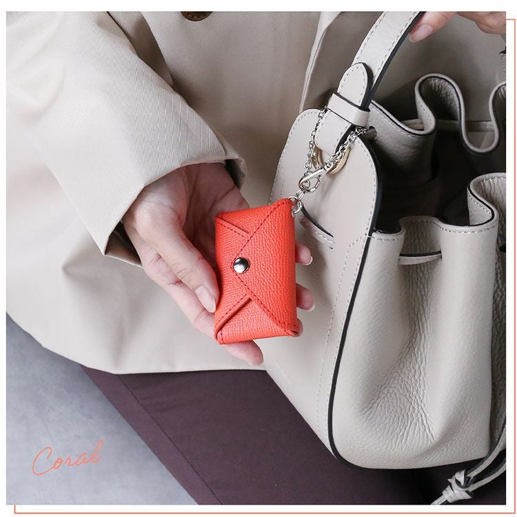 明るいコーラルカラーのJamaleキーケース