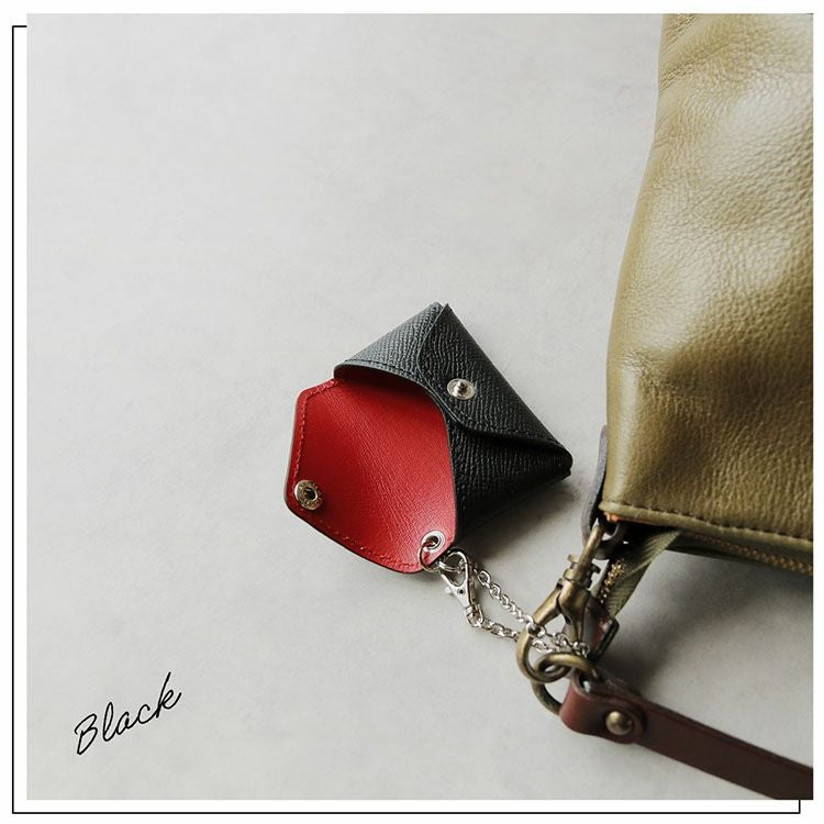 内側のレッドが洗練されたブラックのレザーバッグチャーム
