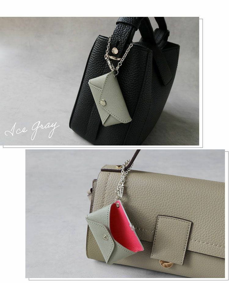 鮮やかなピンクが映えるアイスグレーのおしゃれなバッグチャーム