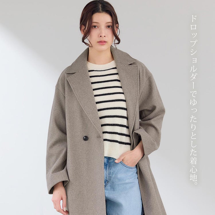 ドロップショルダーでゆったりと着られるチェスターコート