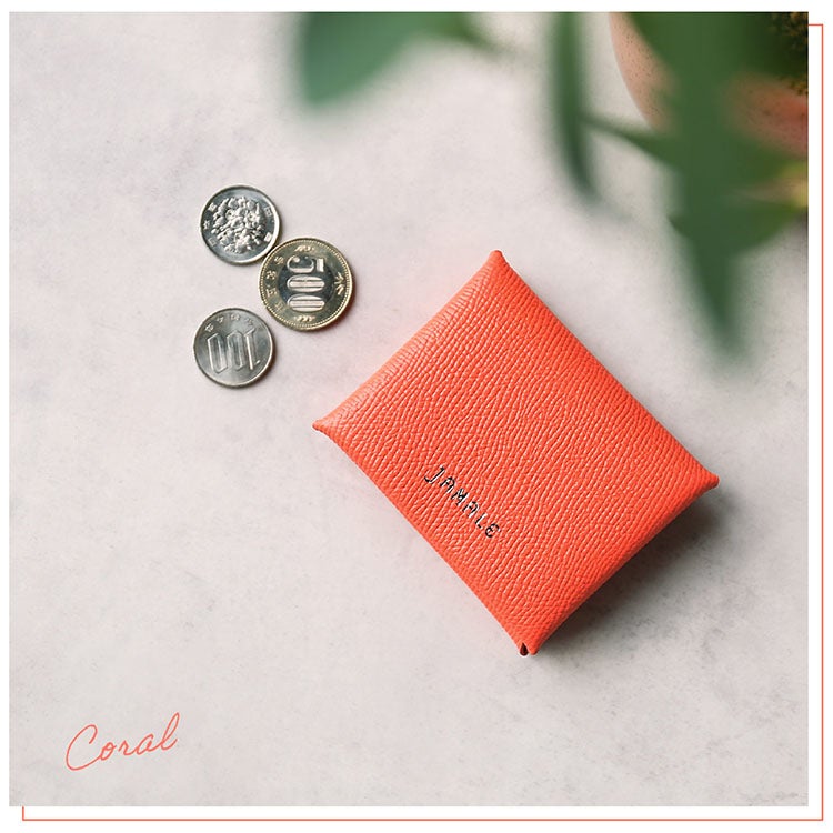 明るいコーラルカラーの本革コインケース