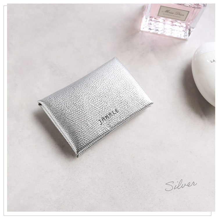 シルバーカラーのおしゃれな本革カードケース