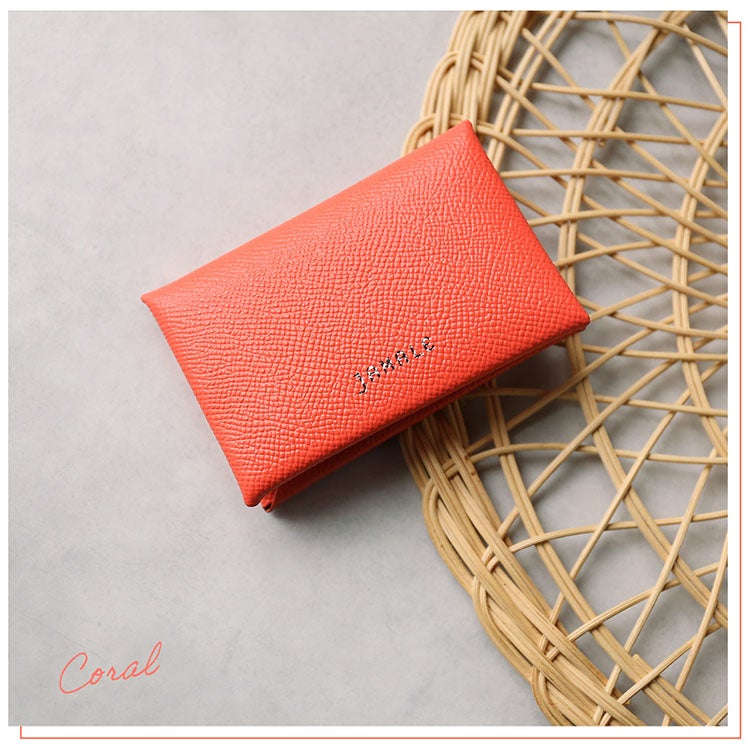 明るいコーラルカラーの本革カードケース