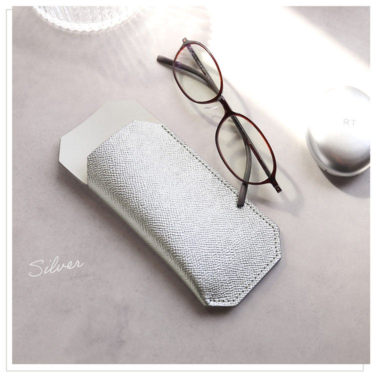 シルバーカラーのおしゃれな本革メガネケース