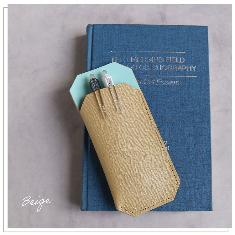 ベージュの本革メガネケース