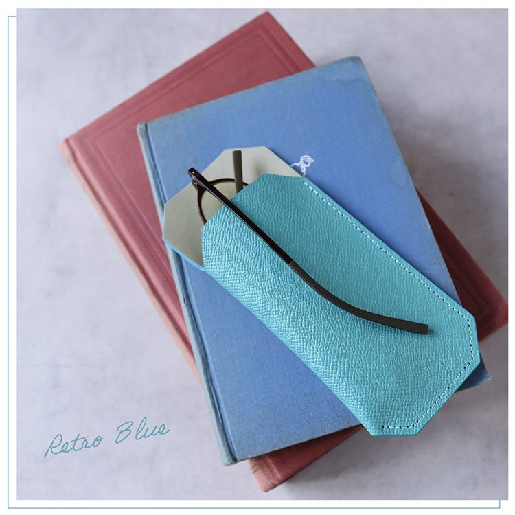 レトロブルーの本革メガネケース