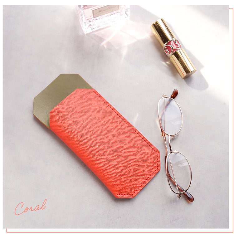 明るいコーラルカラーの本革コインケース