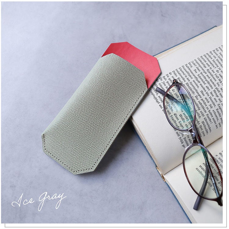 シックなアイスブルーの本革メガネケース