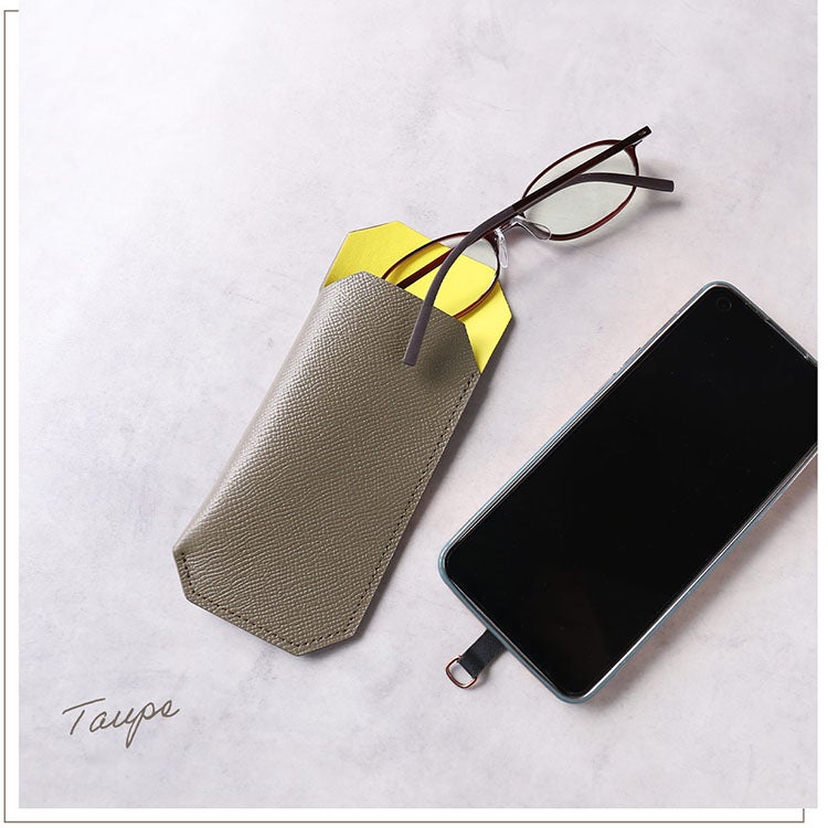 使いやすいトープカラーの本革メガネケース