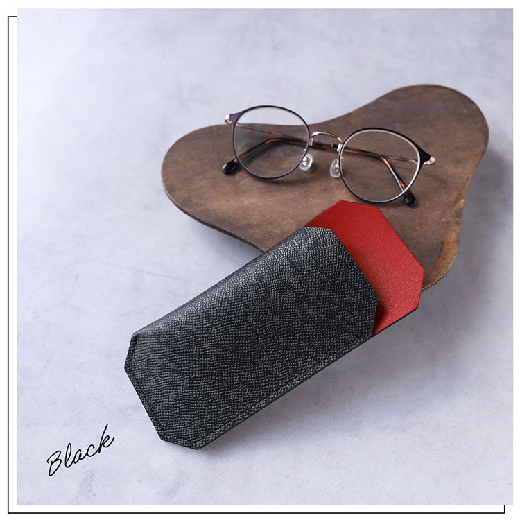 男女で使えるブラックの本革メガネケース